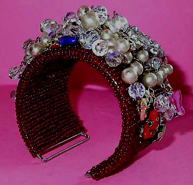 a beautiful vintage costume jewelry bracelet unsigned