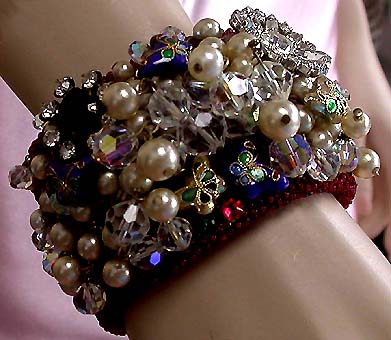 a beautiful vintage costume jewelry bracelet unsigned