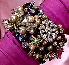 a beautiful vintage costume jewelry crystal rhinestone necklace