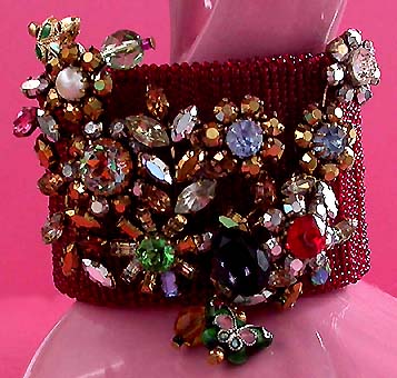a beautiful vintage costume jewelry bracelet unsigned