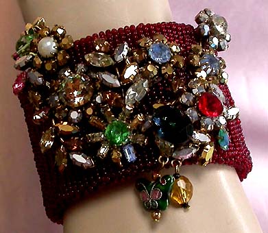 a beautiful vintage costume jewelry bracelet unsigned