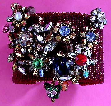 a beautiful vintage costume jewelry bracelet unsigned