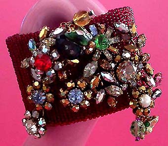 a beautiful vintage costume jewelry bracelet unsigned