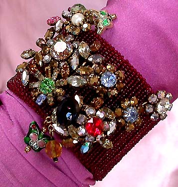 a beautiful vintage costume jewelry bracelet unsigned