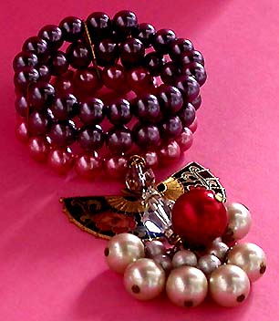 a beautiful vintage costume jewelry bracelet unsigned
