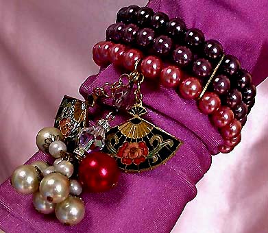 a beautiful vintage costume jewelry bracelet unsigned