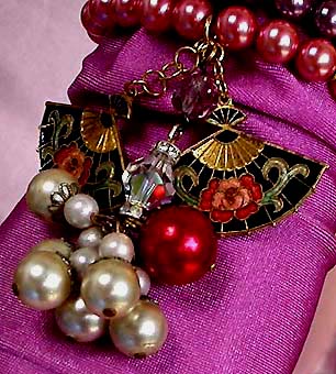 a beautiful vintage costume jewelry bracelet unsigned