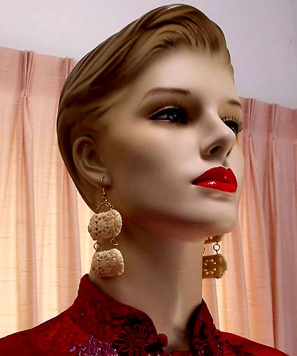 a beautiful VINTAGE COSTUME ESTATE ANTIQUE JEWELRY EARRINGS unsigned