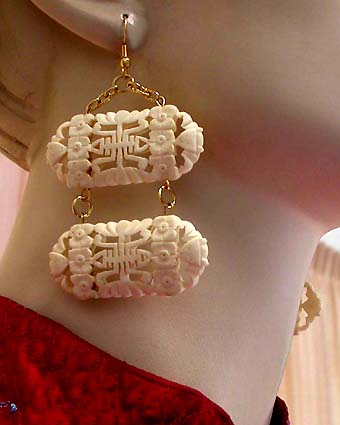 a beautiful VINTAGE COSTUME ESTATE ANTIQUE JEWELRY EARRINGS unsigned