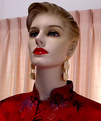 a beautiful VINTAGE COSTUME ESTATE ANTIQUE JEWELRY EARRINGS unsigned