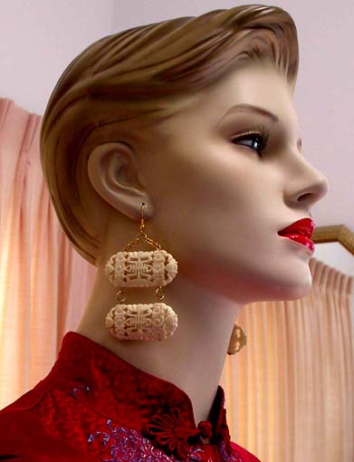a beautiful VINTAGE COSTUME ESTATE ANTIQUE JEWELRY EARRINGS unsigned