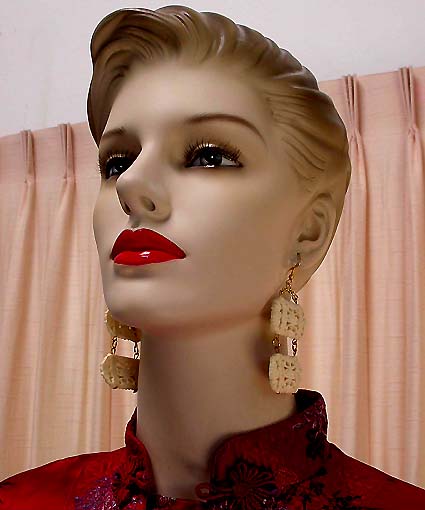 a beautiful VINTAGE COSTUME ESTATE ANTIQUE JEWELRY EARRINGS unsigned