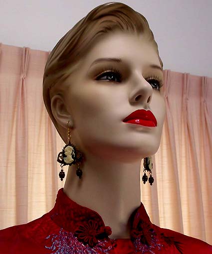 a beautiful VINTAGE COSTUME ESTATE ANTIQUE JEWELRY EARRINGS unsigned