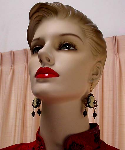 a beautiful VINTAGE COSTUME ESTATE ANTIQUE JEWELRY EARRINGS unsigned