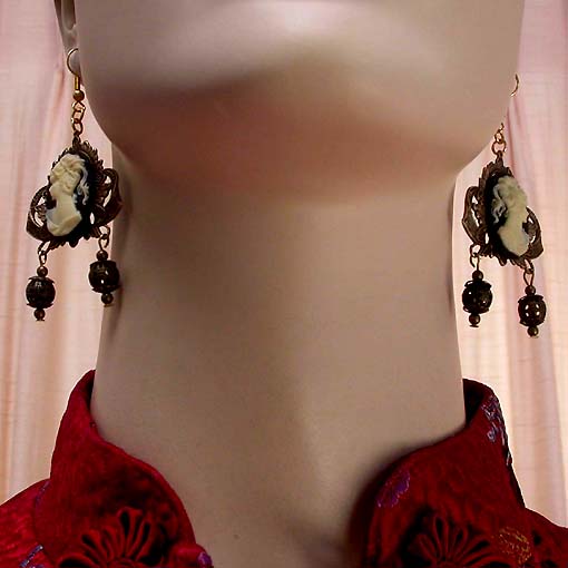 a beautiful VINTAGE COSTUME ESTATE ANTIQUE JEWELRY EARRINGS unsigned