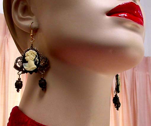 a beautiful VINTAGE COSTUME ESTATE ANTIQUE JEWELRY EARRINGS unsigned
