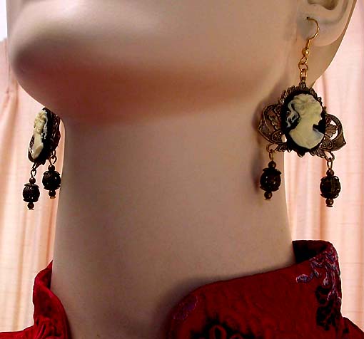 a beautiful VINTAGE COSTUME ESTATE ANTIQUE JEWELRY EARRINGS unsigned