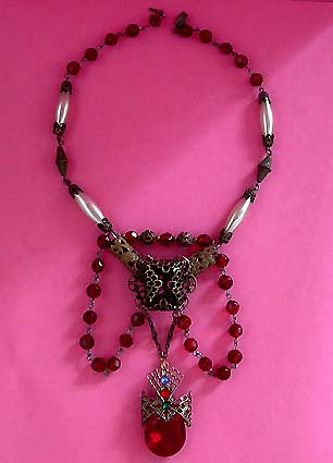 a beautiful vintage costume jewelry necklace unsigned