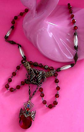 a beautiful vintage costume jewelry necklace unsigned