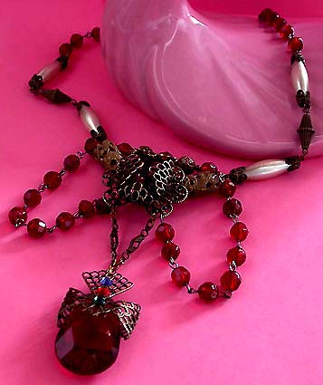 a beautiful vintage costume jewelry necklace unsigned
