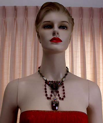 a beautiful vintage costume jewelry necklace unsigned