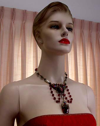 a beautiful vintage costume jewelry necklace unsigned