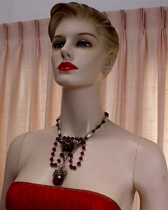 a beautiful vintage costume jewelry necklace unsigned