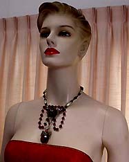 a beautiful vintage costume jewelry crystal rhinestone necklace