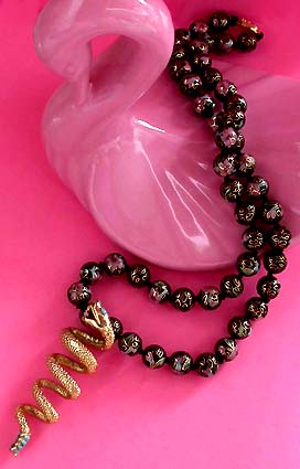 a beautiful vintage costume jewelry necklace unsigned