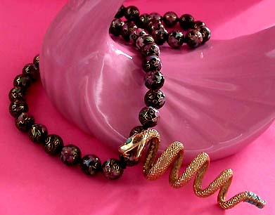 a beautiful vintage costume jewelry necklace unsigned