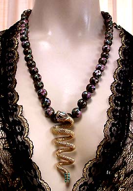 a beautiful vintage costume jewelry necklace unsigned