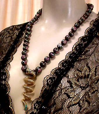 a beautiful vintage costume jewelry necklace unsigned