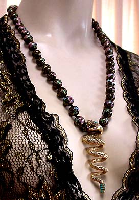 a beautiful vintage costume jewelry necklace unsigned
