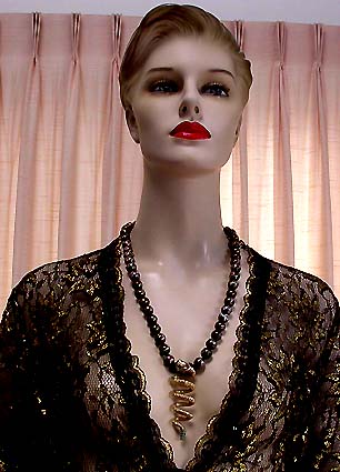 a beautiful vintage costume jewelry necklace unsigned