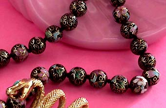 a beautiful vintage costume jewelry necklace unsigned