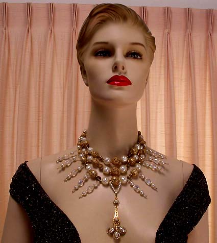 a beautiful vintage costume jewelry necklace unsigned