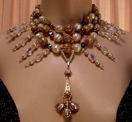 a beautiful vintage costume jewelry necklace unsigned
