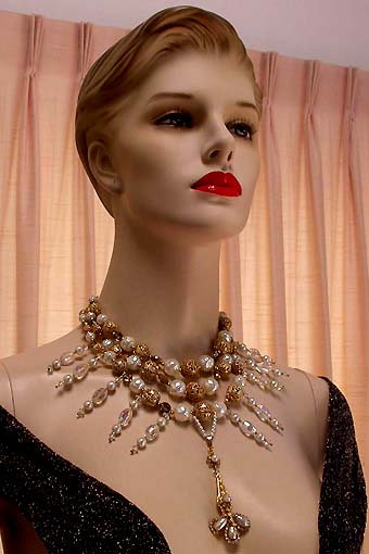 a beautiful vintage costume jewelry necklace unsigned