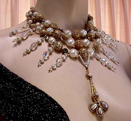 a beautiful vintage costume jewelry necklace unsigned