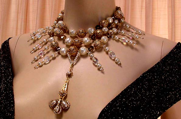 a beautiful vintage costume jewelry necklace unsigned