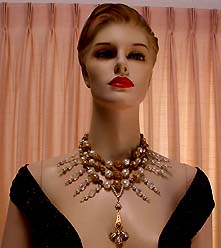 a beautiful vintage costume jewelry crystal rhinestone necklace
