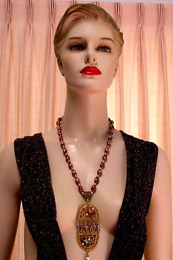 a beautiful vintage costume jewelry necklace unsigned