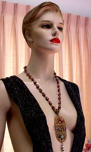 a beautiful vintage costume jewelry necklace unsigned