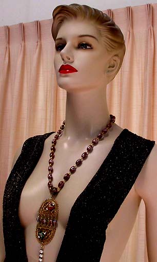 a beautiful vintage costume jewelry necklace unsigned