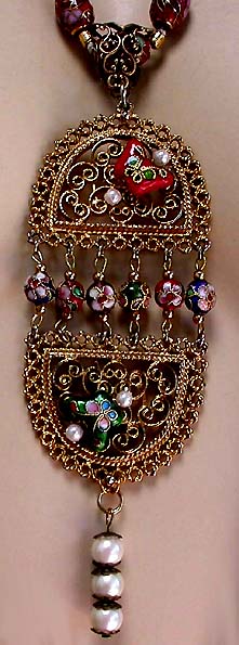 a beautiful vintage costume jewelry necklace unsigned