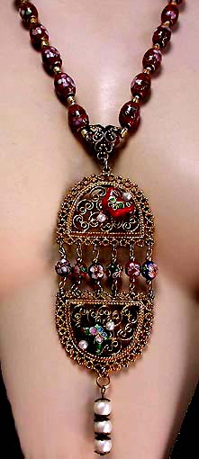 a beautiful vintage costume jewelry necklace unsigned