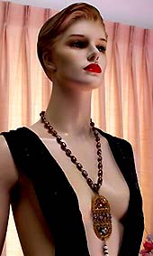 a beautiful vintage costume jewelry crystal rhinestone necklace