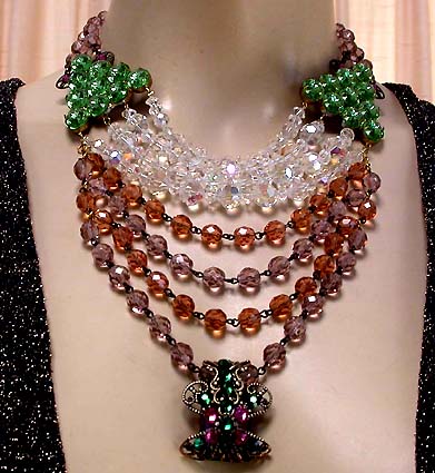 a beautiful vintage costume jewelry necklace unsigned