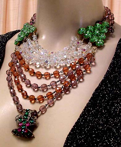 a beautiful vintage costume jewelry necklace unsigned