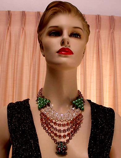 a beautiful vintage costume jewelry necklace unsigned